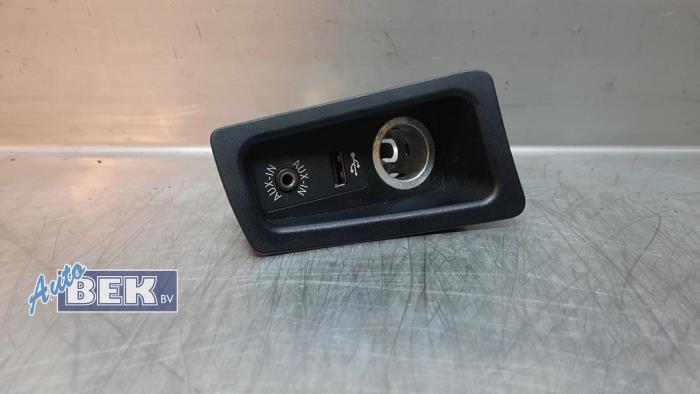 AUX / USB connection from a BMW 1 serie (E82) 123d 16V 2012