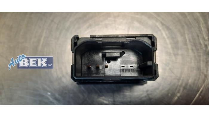 Interruptor (varios) de un Volkswagen Touran (1T3)  2012