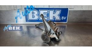 Used Oil pump Mercedes Sprinter 5t (906.15/906.25) 515 CDI 16V Price on request offered by Auto Bek