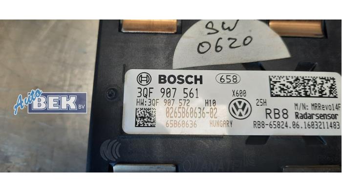 Radarsensor van een Volkswagen Golf VII (AUA) e-Golf 2017