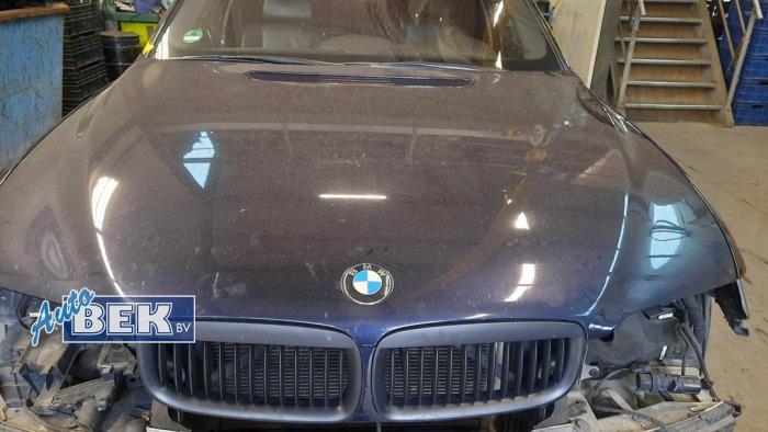 Capot d'un BMW 7 serie (E65/E66/E67) 745i,Li 4.4 V8 32V 2003