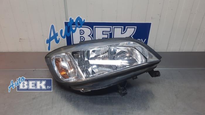 Używane Reflektor prawy Opel Zafira (F75) 1.6 16V Cena € 34,99 Procedura marży oferowane przez Auto Bek