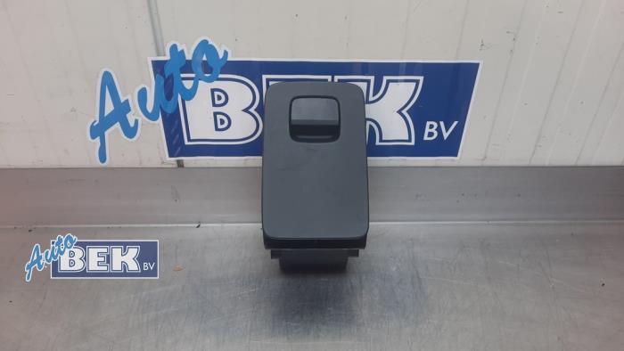 Używane Schowek Volvo V90 II (PW) 2.0 D3 16V Cena € 20,00 Procedura marży oferowane przez Auto Bek