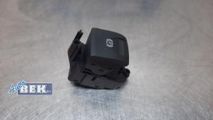 Usados Interruptor de freno de mano Renault Megane III Berline (BZ) 1.5 dCi 105 Precio € 15,00 Norma de margen ofrecido por Auto Bek