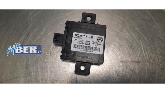 Używane Modul alarmu Volkswagen Caddy III (2KA,2KH,2CA,2CH) 2.0 TDI DPF Cena € 14,95 Procedura marży oferowane przez Auto Bek
