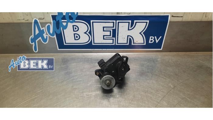 Intake manifold actuator from a Mercedes-Benz C (W204) 3.0 C-350 CDI V6 24V 2011