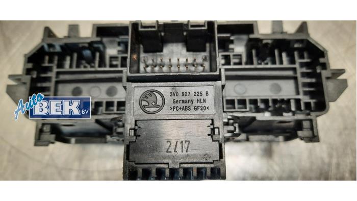 Interruptor de freno de mano de un Skoda Superb Combi (3V5) 2.0 TSI 16V 4x4 2018
