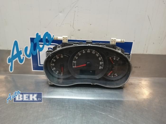 Instrument panel from a Opel Movano 2.3 CDTi 16V FWD 2012
