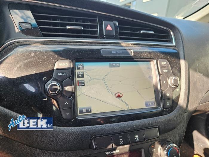 Używane Radio Kia Cee'd Sportswagon (JDC5) 1.6 CRDi 16V VGT Cena € 349,99 Procedura marży oferowane przez Auto Bek