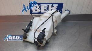 Usagé Réservoir lave-glace avant Kia Cee'd (JDB5) 1.6 GT 16V Prix € 60,00 Règlement à la marge proposé par Auto Bek