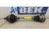 Front drive shaft, left from a Volkswagen Beetle (16AE), 2011 / 2019 1.2 TSI, Convertible, Petrol, 1.197cc, 77kW (105pk), FWD, CBZB; CYVD, 2011-12 / 2019-07 2013