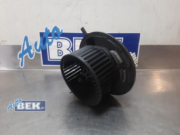Heating and ventilation fan motor from a BMW 3 serie Touring (E91) 330Xd 24V 2006