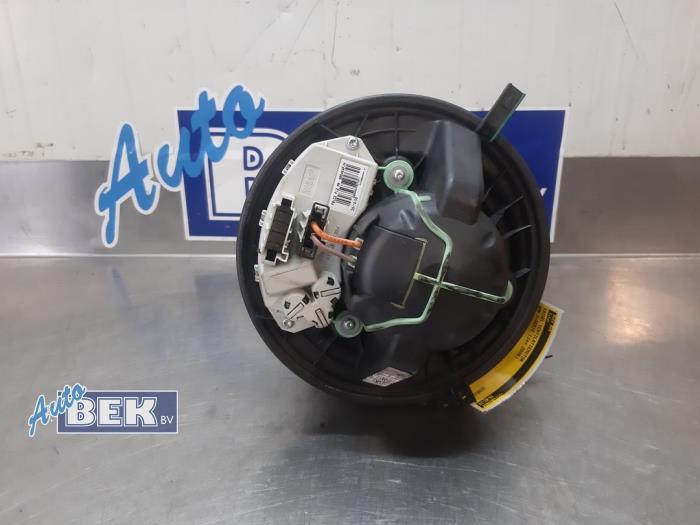 Heating and ventilation fan motor from a BMW 3 serie Touring (E91) 330Xd 24V 2006