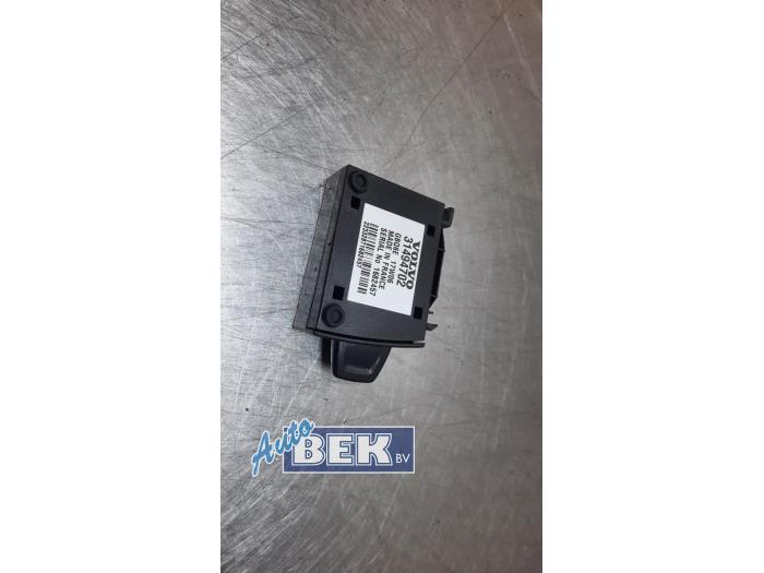 Gebrauchte Kartenleser SD Volvo V60 I (FW/GW) 2.0 D4 16V Preis € 30,00 Margenregelung angeboten von Auto Bek