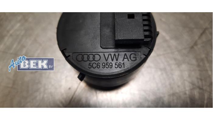 Interruptor de techo deslizante de un Volkswagen Passat (362) 2.0 TDI 16V 135 2013