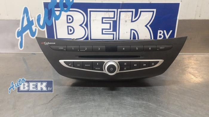 Radio CD player from a Renault Laguna III Estate (KT) 2.0 dCi 16V 130 2008
