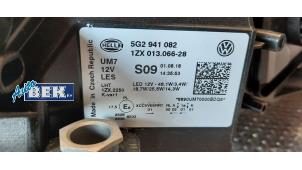 Używane Reflektor prawy Volkswagen Golf VII (AUA) 2.0 R-line 4Motion 16V Cena € 379,99 Procedura marży oferowane przez Auto Bek