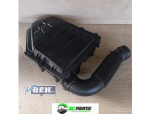 Używane Obudowa filtra powietrza Volkswagen Polo VI (AW1) 1.0 TSI 12V BlueMotion Cena € 25,00 Procedura marży oferowane przez Auto Bek