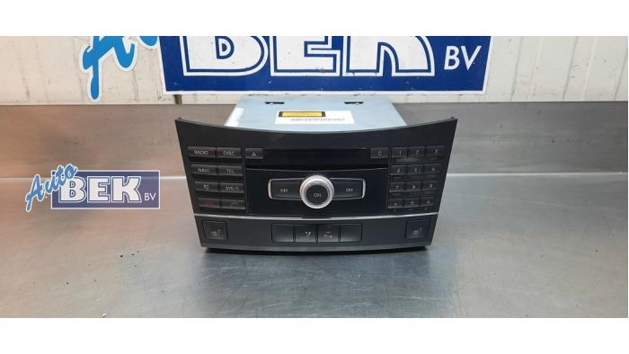 Używane Radio Mercedes E (W212) E-220 CDI 16V BlueEfficiency,BlueTEC Cena € 200,00 Procedura marży oferowane przez Auto Bek