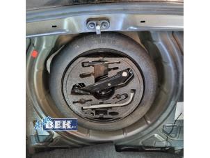 Usagé Kit de cric + Roue de secours Volkswagen Golf VI (5K1) 1.6 TDI 16V Prix sur demande proposé par Auto Bek