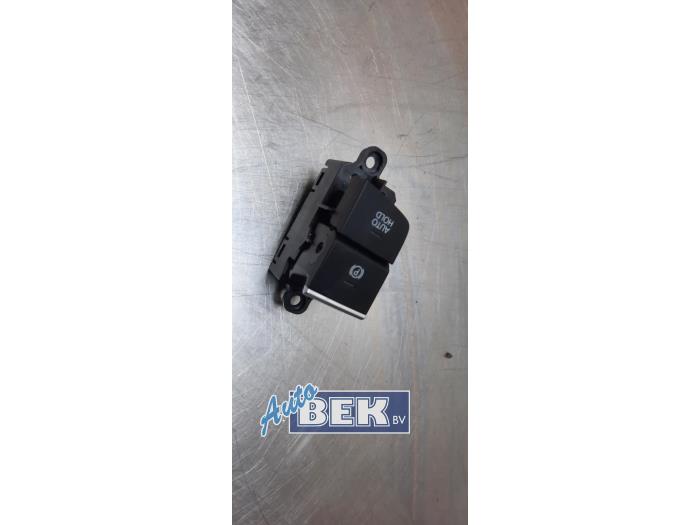 Gebrauchte Handbremse Schalter Mazda CX-30 (DM) 2.0 e-SkyActiv-X 181 M Hybrid 16V Preis € 80,00 Margenregelung angeboten von Auto Bek
