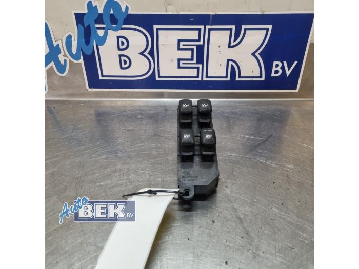 Usados Interruptor combinado de ventanillas Hyundai Santa Fe I 2.0 16V 4x2 Precio € 30,00 Norma de margen ofrecido por Auto Bek