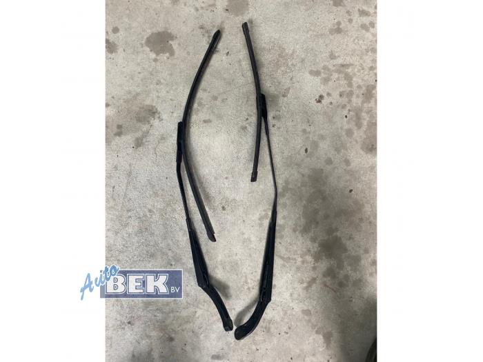 Gebrauchte Scheibenwischerarm-Set Audi A3 Limousine (8VS/8VM) 1.4 TFSI 16V Preis € 27,95 Margenregelung angeboten von Auto Bek