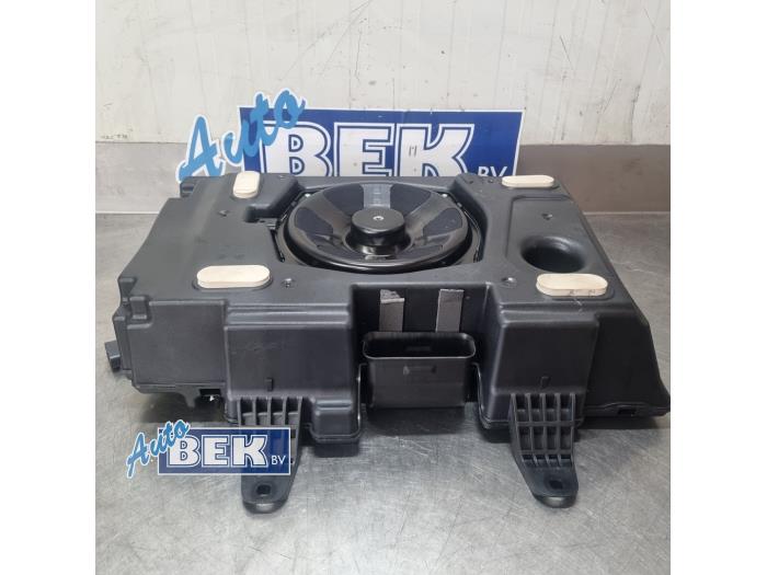 Używane Subwoofer Landrover Range Rover Evoque (LVJ/LVS) 2.0 D 180 16V Coupe Cena € 60,00 Procedura marży oferowane przez Auto Bek