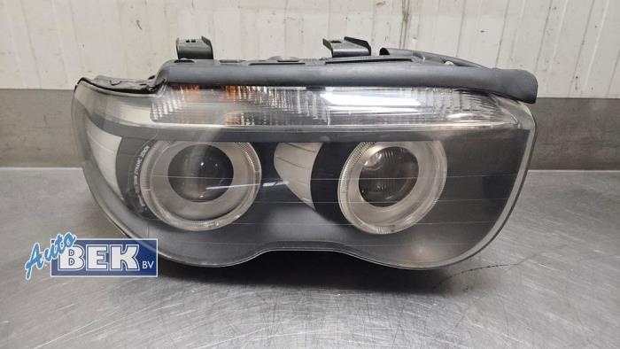 Używane Reflektor prawy BMW 7 serie (E65/E66/E67) 740d V8 32V Cena € 425,00 Procedura marży oferowane przez Auto Bek