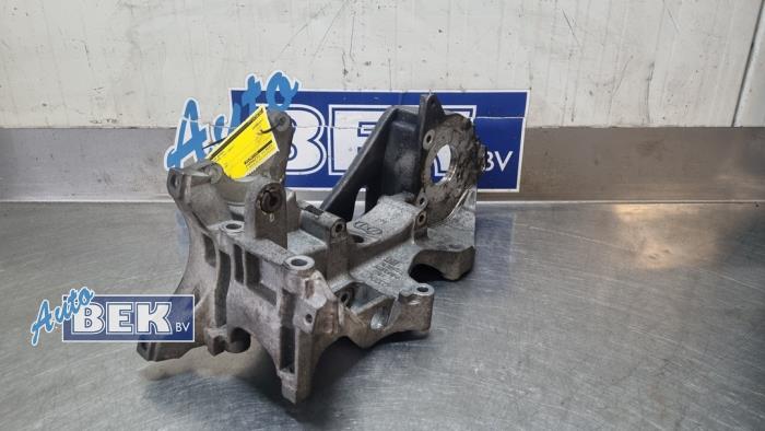 Usagé Support dynamo haut Volkswagen Transporter T5 2.0 TDI DRF Prix € 57,50 Règlement à la marge proposé par Auto Bek