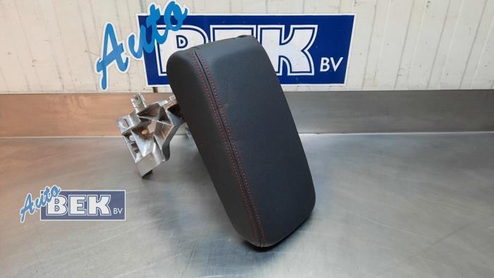 Używane Podlokietnik Audi RS 3 Limousine (8YS) 2.5 TFSI 20V Quattro Cena € 150,00 Procedura marży oferowane przez Auto Bek