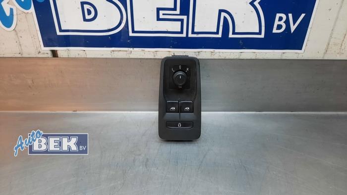 Usados Interruptor combinado de ventanillas Volkswagen Caddy Combi V (SBB/SBJ) 1.5 TSI Precio € 35,00 Norma de margen ofrecido por Auto Bek