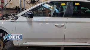 Usados Puerta de 4 puertas izquierda delante Skoda Superb Combi (3V5) 2.0 TDI Precio € 850,00 Norma de margen ofrecido por Auto Bek