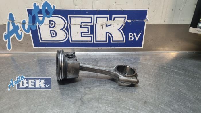 Gebrauchte Kolben Audi A4 Avant (B9) 2.0 30 TDI Mild hybrid 16V Preis auf Anfrage angeboten von Auto Bek