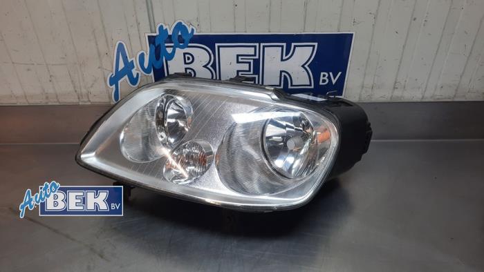 Używane Reflektor lewy Volkswagen Caddy III (2KA,2KH,2CA,2CH) 1.9 TDI Cena € 50,00 Procedura marży oferowane przez Auto Bek