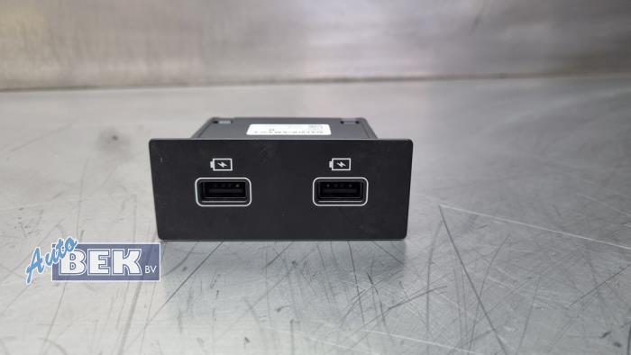 Używane Wtyczka USB Renault Captur II (RJB) 1.3 Mild Hybrid 140, TCe 140 16V Cena € 30,00 Procedura marży oferowane przez Auto Bek