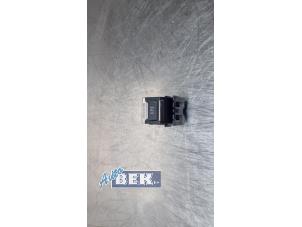 Usados Interruptor de freno de mano Peugeot 3008 II (M4/MC/MJ/MR) 1.6 16V PureTech 180 Precio € 12,50 Norma de margen ofrecido por Auto Bek