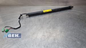Begagnade Gasfjäder, höger bak Peugeot 3008 II (M4/MC/MJ/MR) 1.6 16V PureTech 180 Pris € 65,00 Marginaltabell erbjuds av Auto Bek