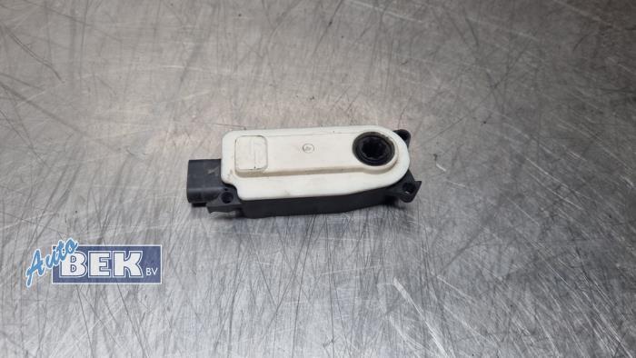 Begagnade Lufttratt Peugeot 208 II (UB/UH/UP) 1.2 Vti 12V PureTech 100 Pris € 55,00 Marginaltabell erbjuds av Auto Bek