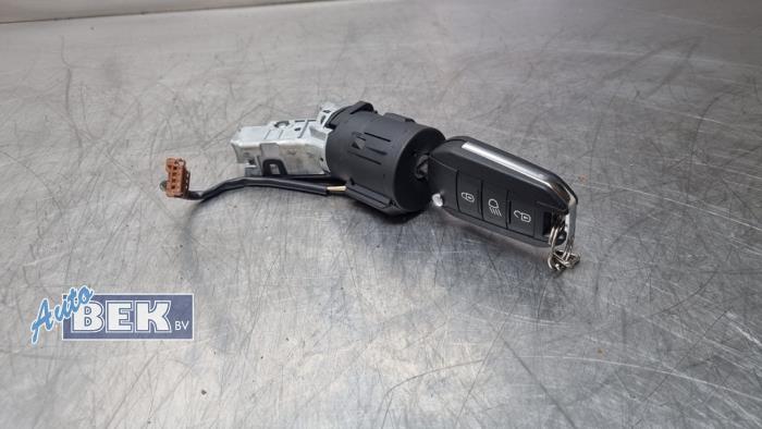 Używane Stacyjka + Kluczyk Peugeot 208 II (UB/UH/UP) 1.2 Vti 12V PureTech 100 Cena € 25,00 Procedura marży oferowane przez Auto Bek