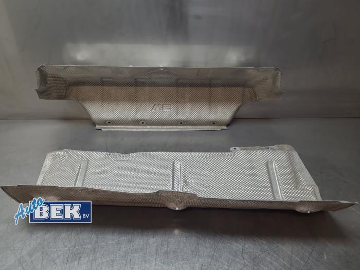 Begagnade Värmesköld BMW M2 (F87) 3.0 24V Competition Pris € 14,00 Marginaltabell erbjuds av Auto Bek