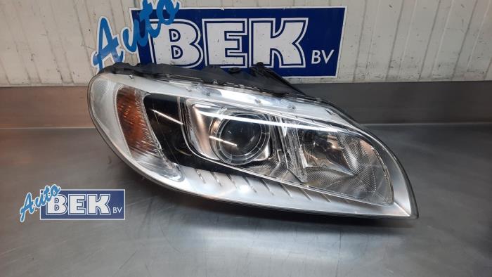 Używane Reflektor prawy Volvo XC70 (BZ) 2.4 D5 20V 220 AWD Cena € 350,00 Procedura marży oferowane przez Auto Bek