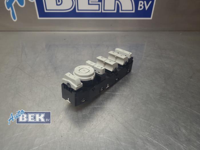 Usados Interruptor de ventanilla eléctrica Kia EV3 (SV1) 58.3/81.4 kWh Precio de solicitud ofrecido por Auto Bek