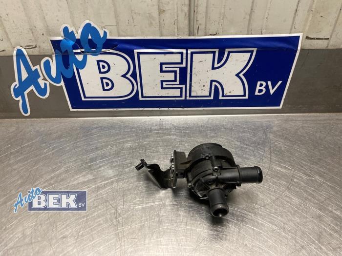 Begagnade Extra vattenpump Skoda Octavia Combi (NXAC) 2.0 TSI RS 16V Pris € 24,99 Marginaltabell erbjuds av Auto Bek