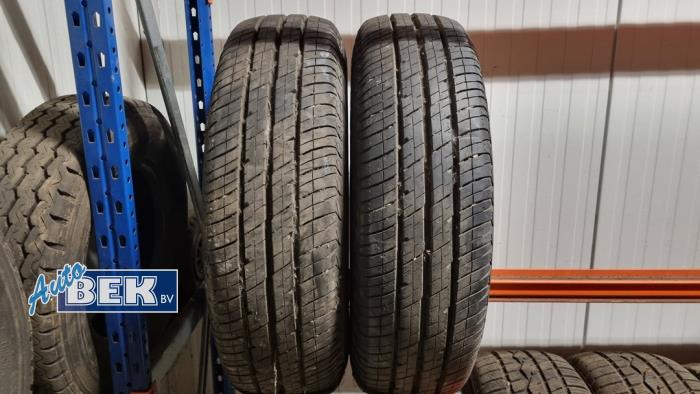 Używane Opona Cena na żądanie oferowane przez Auto Bek