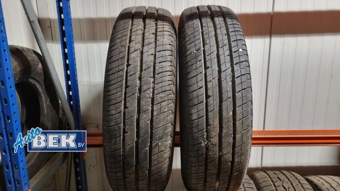 Używane Opona Cena na żądanie oferowane przez Auto Bek