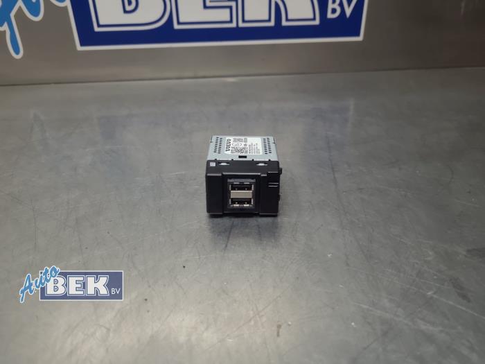 Używane Wtyczka USB Volvo XC40 (XZ) 1.5 T4 Plug-in Hybrid 12V Cena € 30,00 Procedura marży oferowane przez Auto Bek