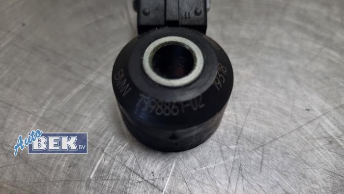Klopfsensor van een BMW M5 (F90) 4.4 Competition V8 32V TwinPower Turbo 2020