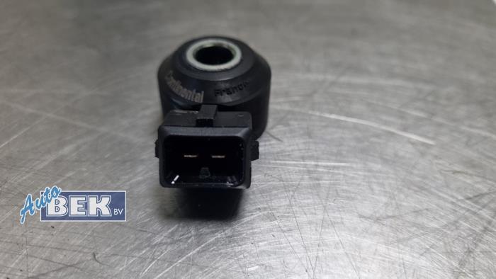 Klopfsensor van een BMW M5 (F90) 4.4 Competition V8 32V TwinPower Turbo 2020
