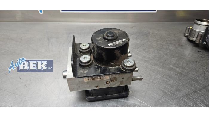 Begagnade ABS-pump Ssang Yong Rodius 2.0 e-200 Xdi 16V 2WD Pris € 85,00 Marginaltabell erbjuds av Auto Bek